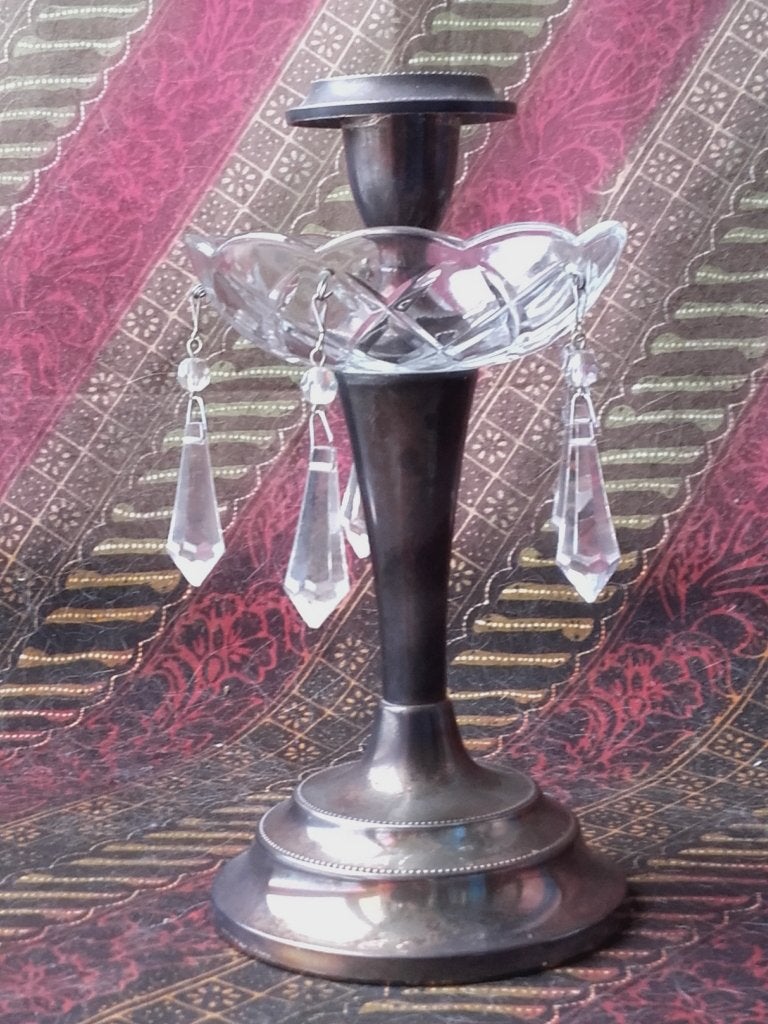 Antieke kandelaar uit Engeland van silverplate en kristal.