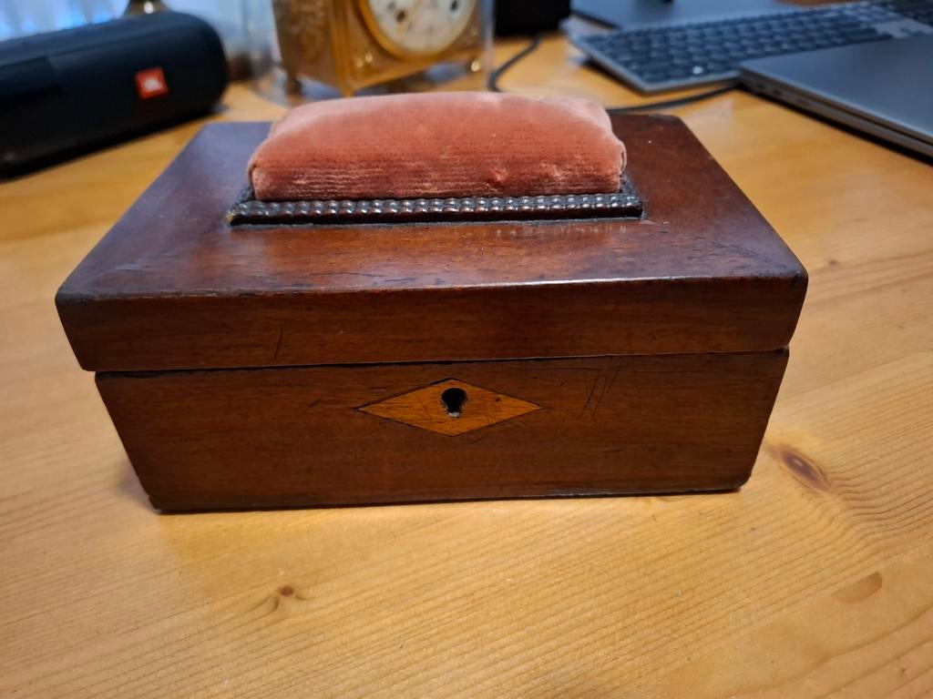 Antiek naaikistje met inhoud, Antiek en Kunst, Curiosa en Brocante, Ophalen of Verzenden