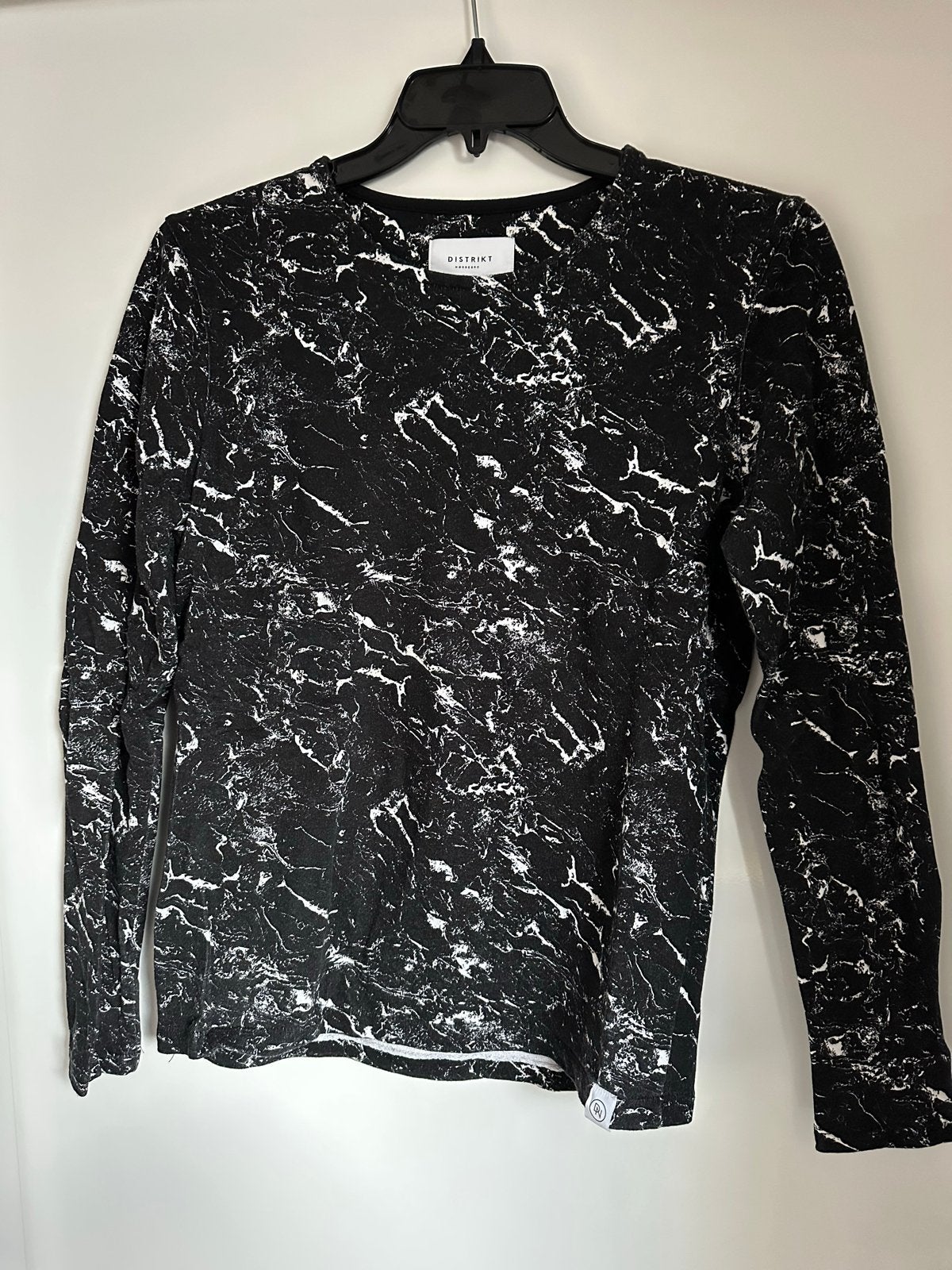 DISTRIKT Nørrebro shirt met marmerprint - Maat S, Ophalen of Verzenden, Zo goed als nieuw, Maat 46 (S) of kleiner, Zwart