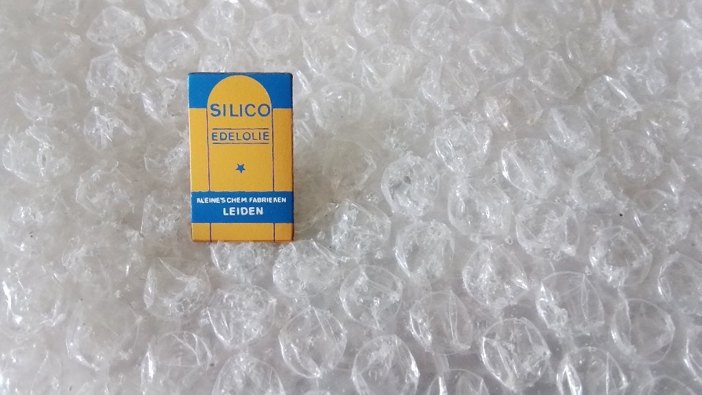 Speldje silico edelolie uit leiden, Verzamelen, Speldjes, Pins en Buttons, Ophalen of Verzenden, Zo goed als nieuw, Overige onderwerpen