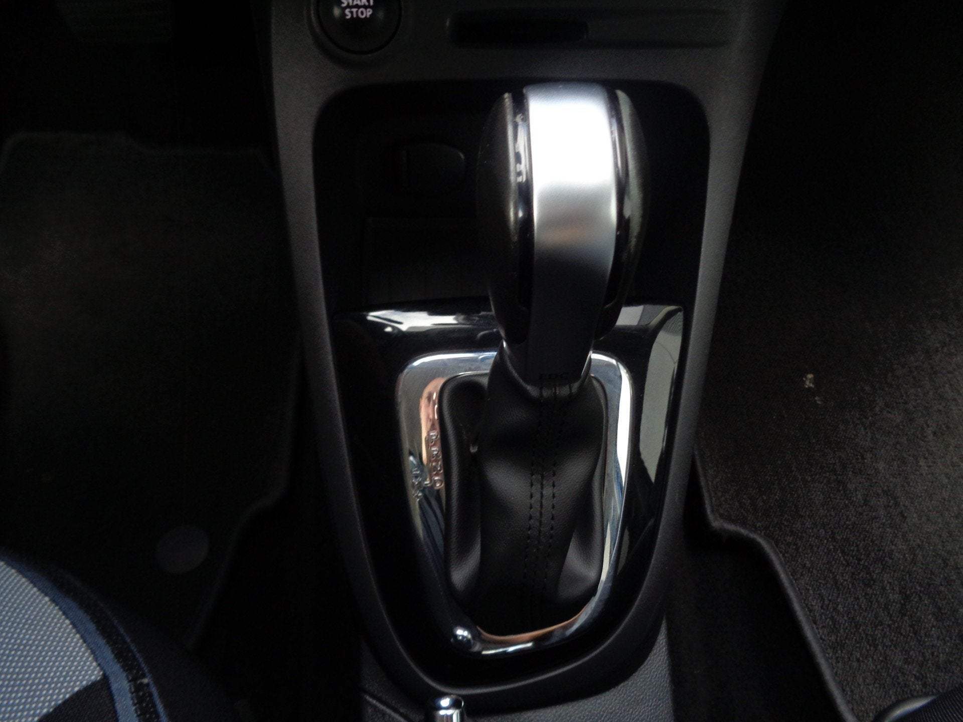 Renault Captur 1.2 TCe Dynamique 120PK Automaat Clima Cruise, Auto's, Euro 6, 4 cilinders, Zwart, Automatische klimaatregeling