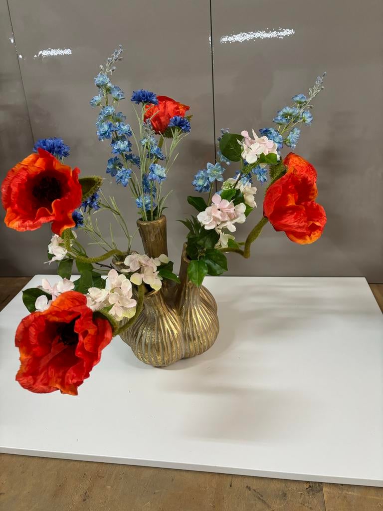Gouden vaas met kunstbloemen, Ophalen