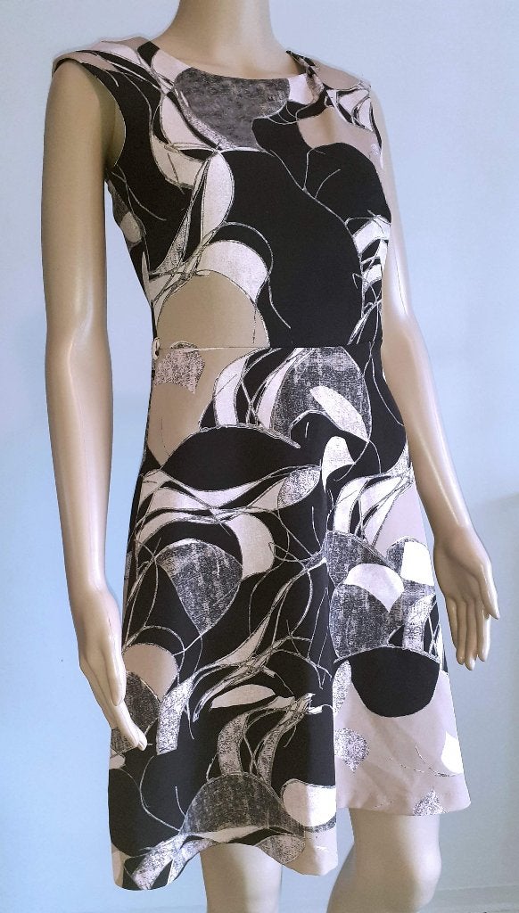 Korte jurk zwart en beige patroon Lola & Liza XS of 34, Kleding | Dames, Zwart, Nieuw, Ophalen of Verzenden, Maat 34 (XS) of kleiner
