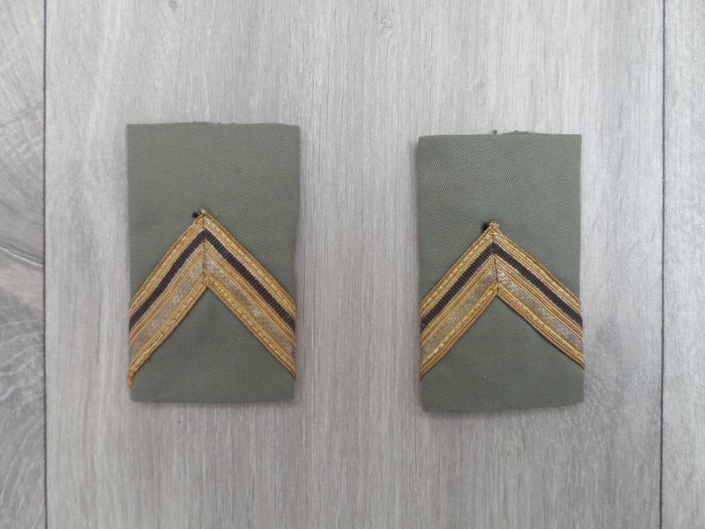 Rangonderscheidingsteken Sergeant der 1e klasse regenjas nw, Ophalen, Landmacht, Nederland, Embleem of Badge