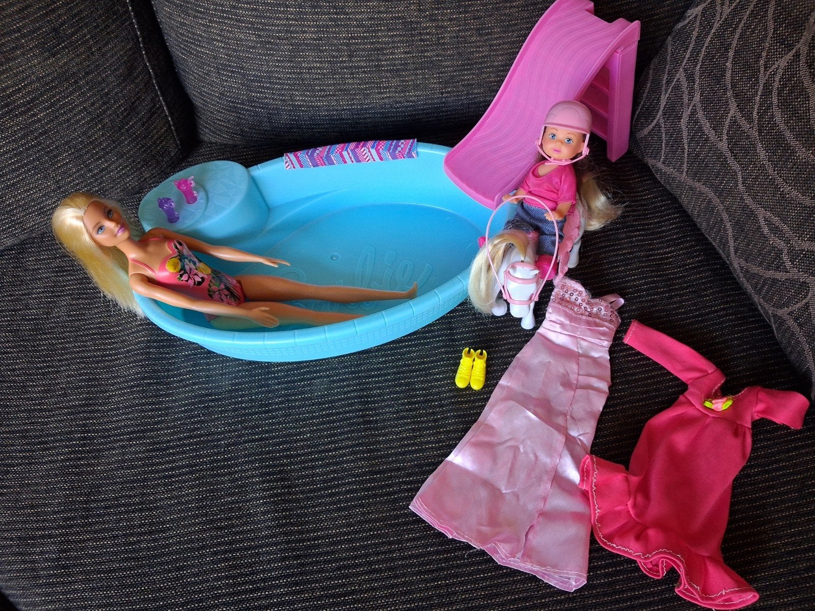 Barbies, zwembad, kleding en paardje, Ophalen, Gebruikt, Barbie