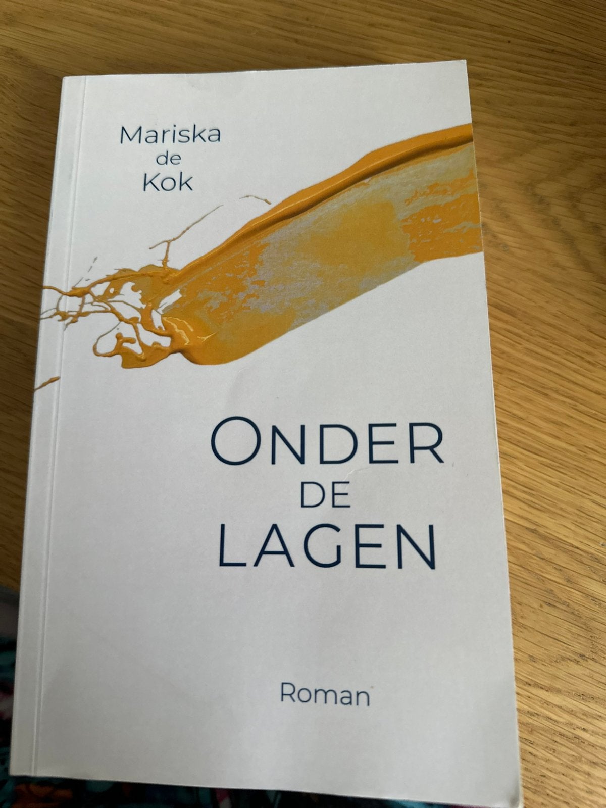 Onder de lagen roman van Maridka van kolk, Ophalen of Verzenden, Zo goed als nieuw