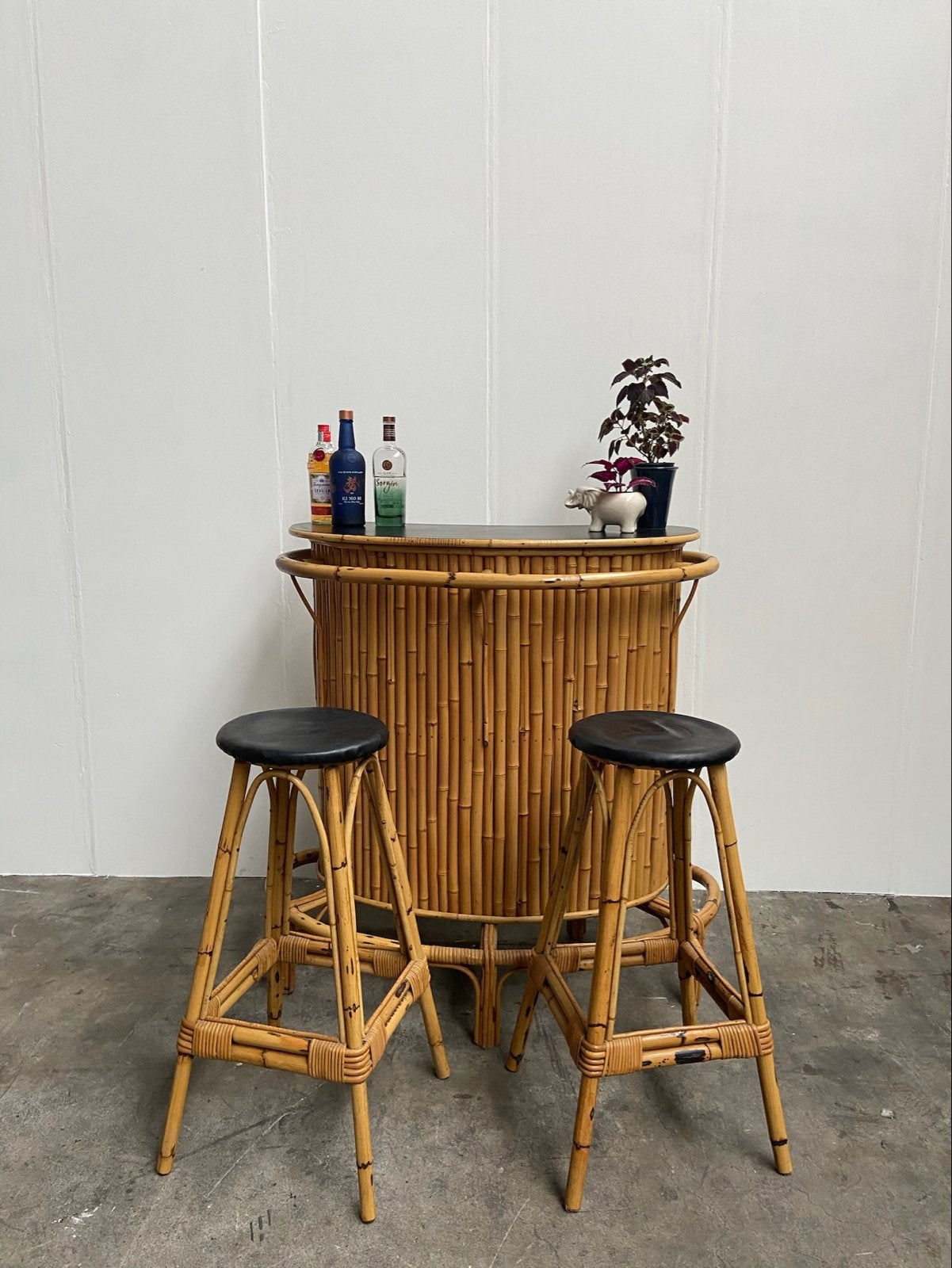Vintage Bamboe Tiki-bar met 2 barkrukken - ‘60 Frankrijk, Ophalen, Gebruikt, Inclusief barstoelen
