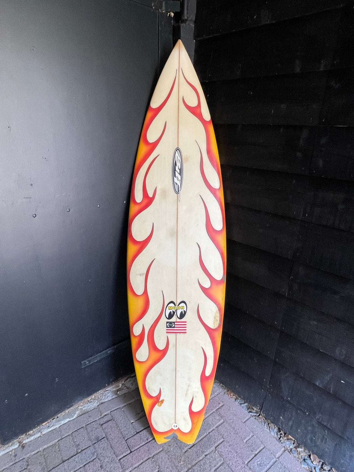 Bilt surfplank met vlammen - Decoratie/Hot Rod/Man Cave, Watersport en Boten, Ophalen, Gebruikt, Shortboard, Met vinnen