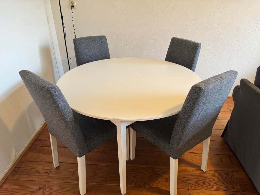 Zo goed als nieuwe Ikea eethoek: ronde tafel + 4 stoelen, Huis en Inrichting, Tafels | Eettafels, Ophalen, Overige materialen