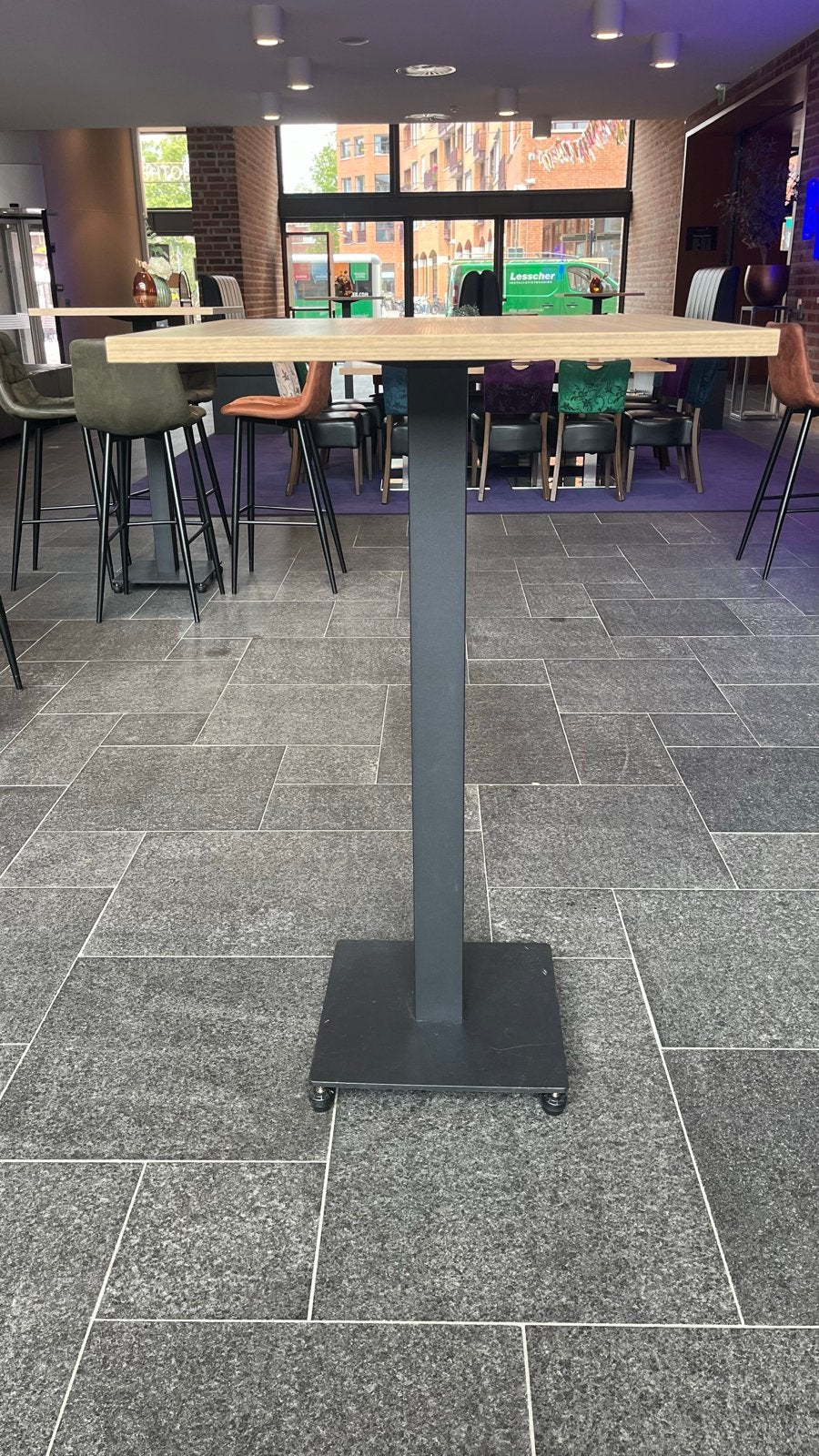 Statafel 70x70 cm met stalen onderstel en houten blad, Ophalen, Zo goed als nieuw