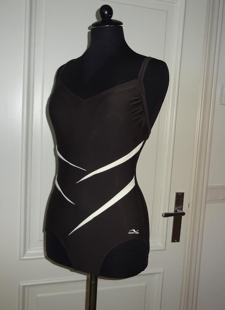 NIEUW Maat 50 Badpak Donkerbruin met gebroken witte schuine, Kleding | Dames, Badmode en Zwemkleding, Nickey Nobel., Bruin, Nieuw