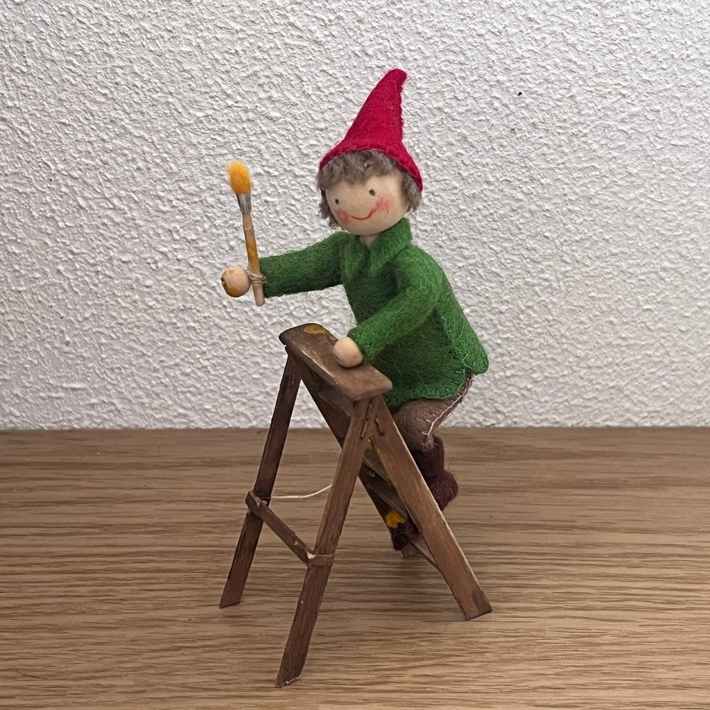 Schilderkabouter van vilt met houten trap, Hobby en Vrije tijd, Ophalen of Verzenden, Nieuw, Figuurtje(s)