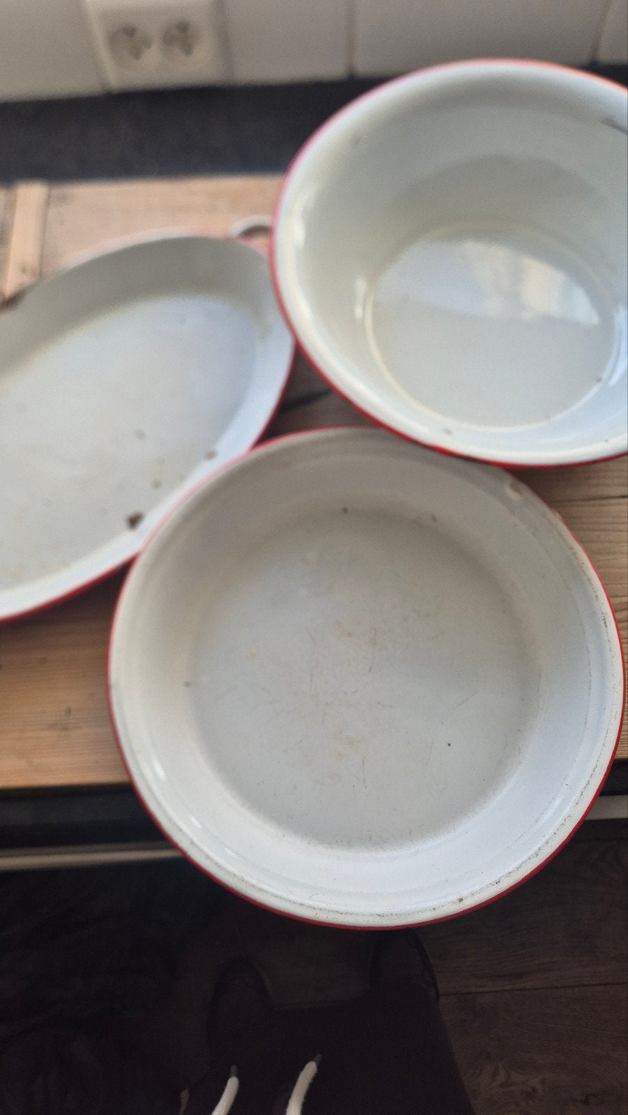 3 schalen wit emaille met rood randje, Antiek en Kunst, Ophalen