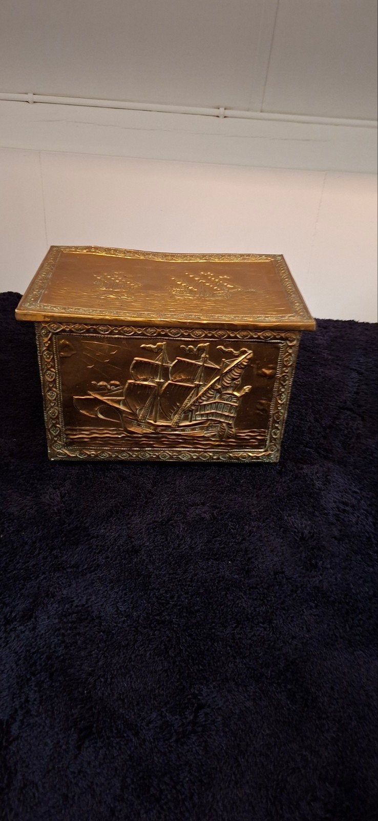 Antieke koperen turfkist met scheepsreliëf, Antiek en Kunst, Ophalen