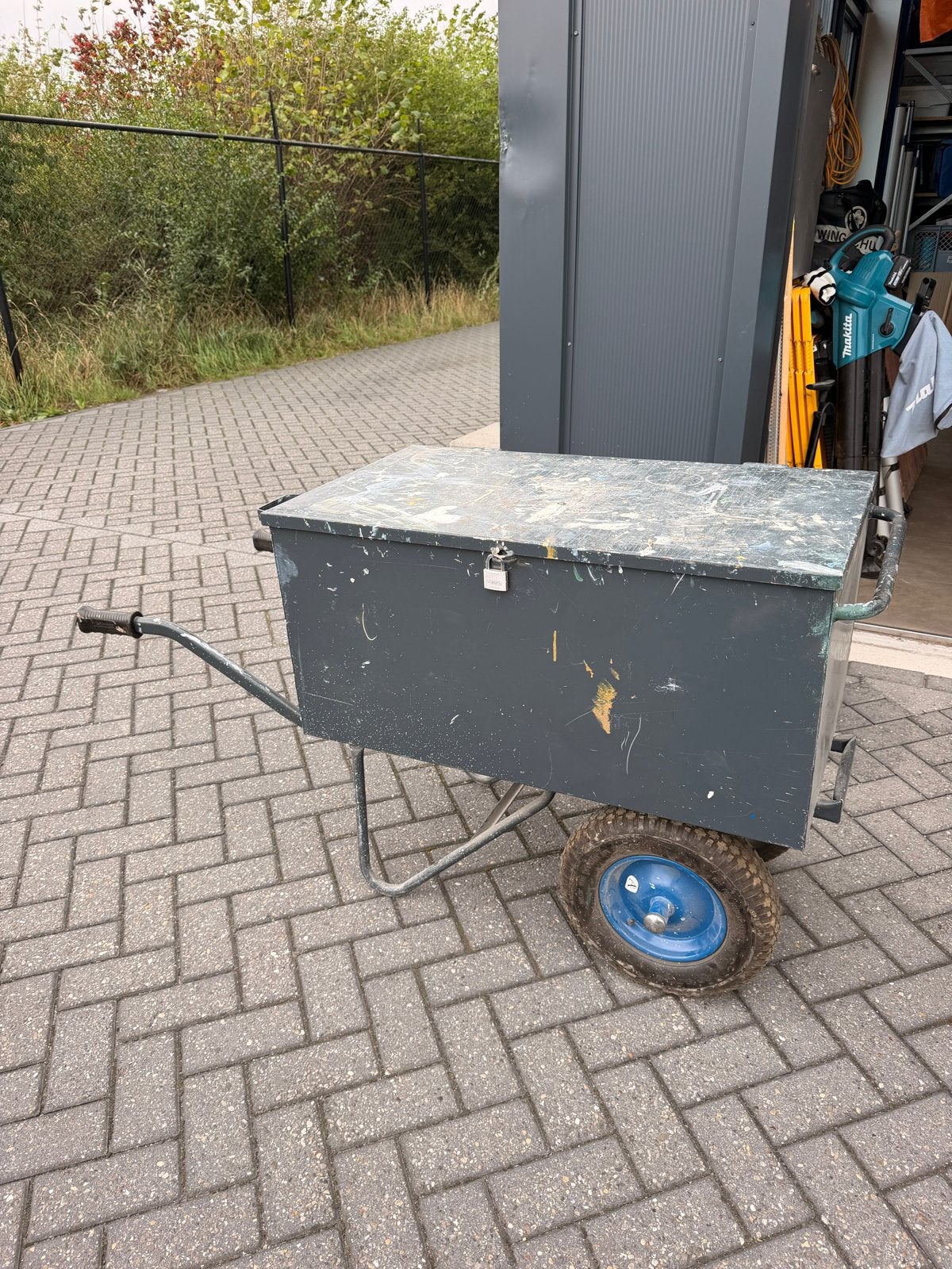 Stevige kruiwagen met afsluitbare gereedschapskist, Ophalen, Gebruikt, Handmatig, Tweewielig