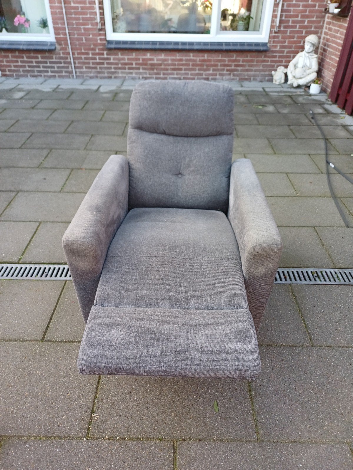 Comfortabele grijze relaxfauteuil verstelbare voetensteun, Ophalen, Modern, Comfortabel, Gebruikt, 75 tot 100 cm