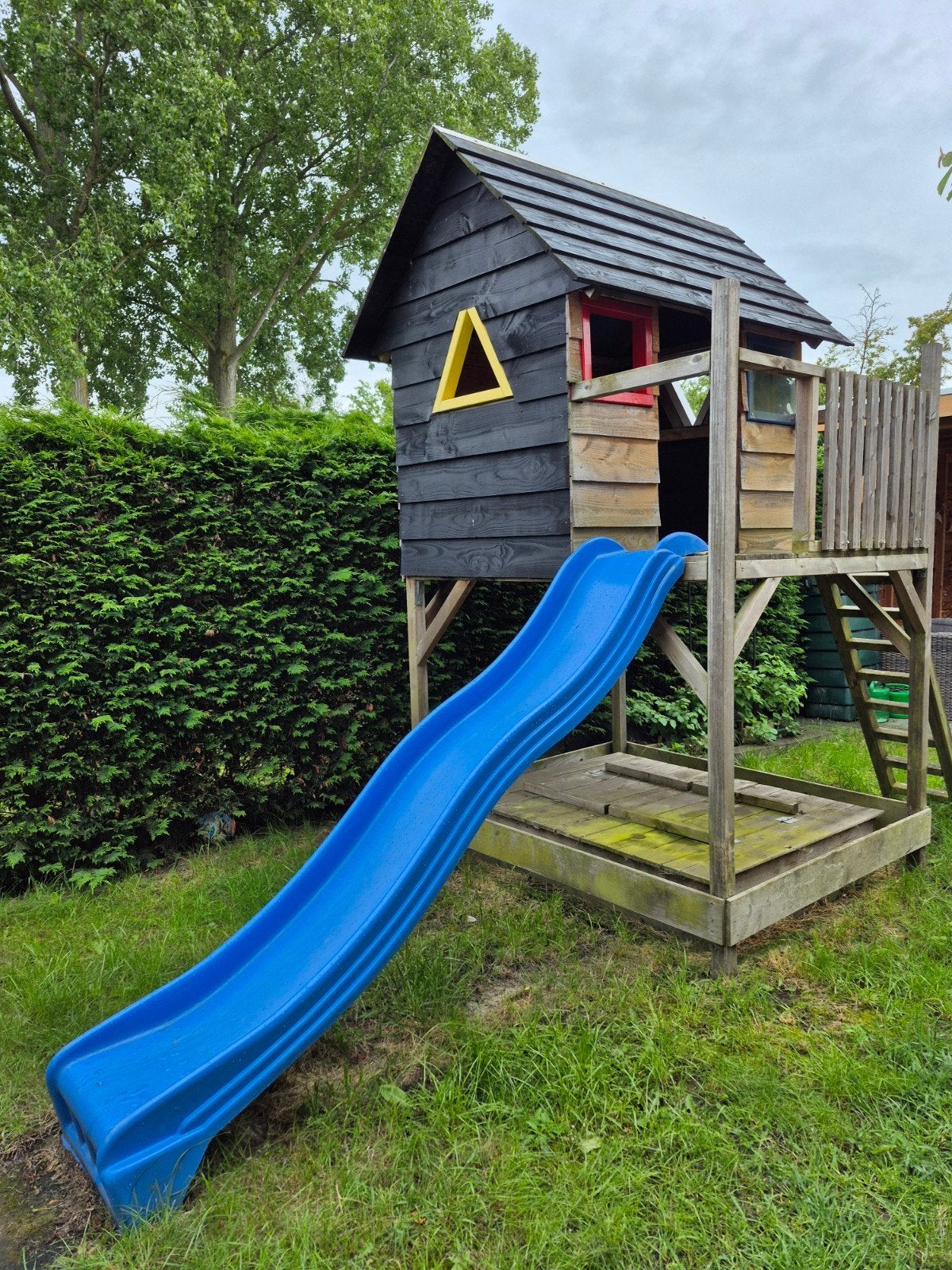 Speelhuisje met glijbaan en zandbak, Ophalen, Gebruikt, Hout