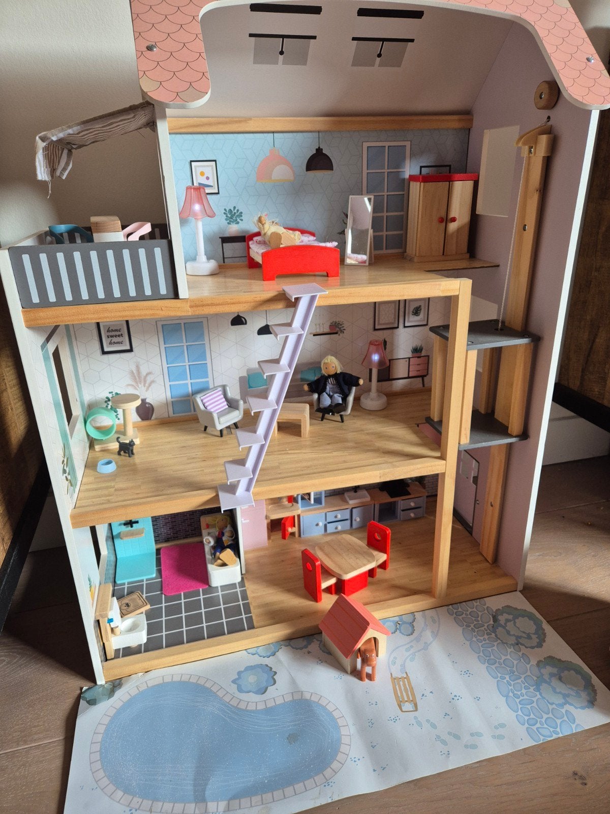 Groot houten poppenhuis met veel meubels en accessoires, Ophalen, Gebruikt, Poppenhuis