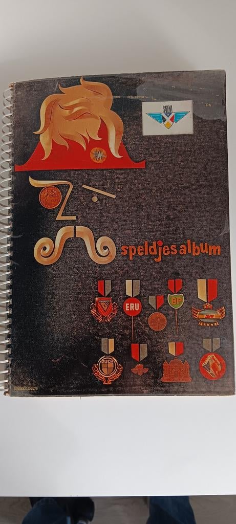 Speldjes album, Verzamelen, Speldjes, Pins en Buttons, Ophalen of Verzenden, Gebruikt, Overige onderwerpen