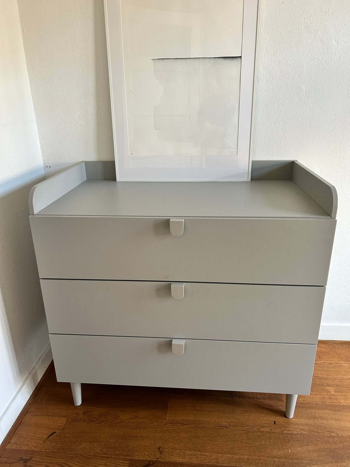 Grijze commode met 3 lades van merk Petite Amelie, Kinderen en Baby's, Kinderkamer | Commodes en Kasten, Ophalen, Gebruikt, 50 tot 70 cm