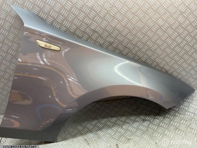 Spatbord rechts BMW 1-serie E8x quarzblauw metallic a18/7, Gebruikt, Info@bmwcarsenparts.nl, Bmw, Ophalen of Verzenden