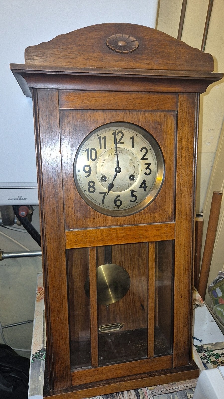 Antieke houten wandklok met slinger, Ophalen