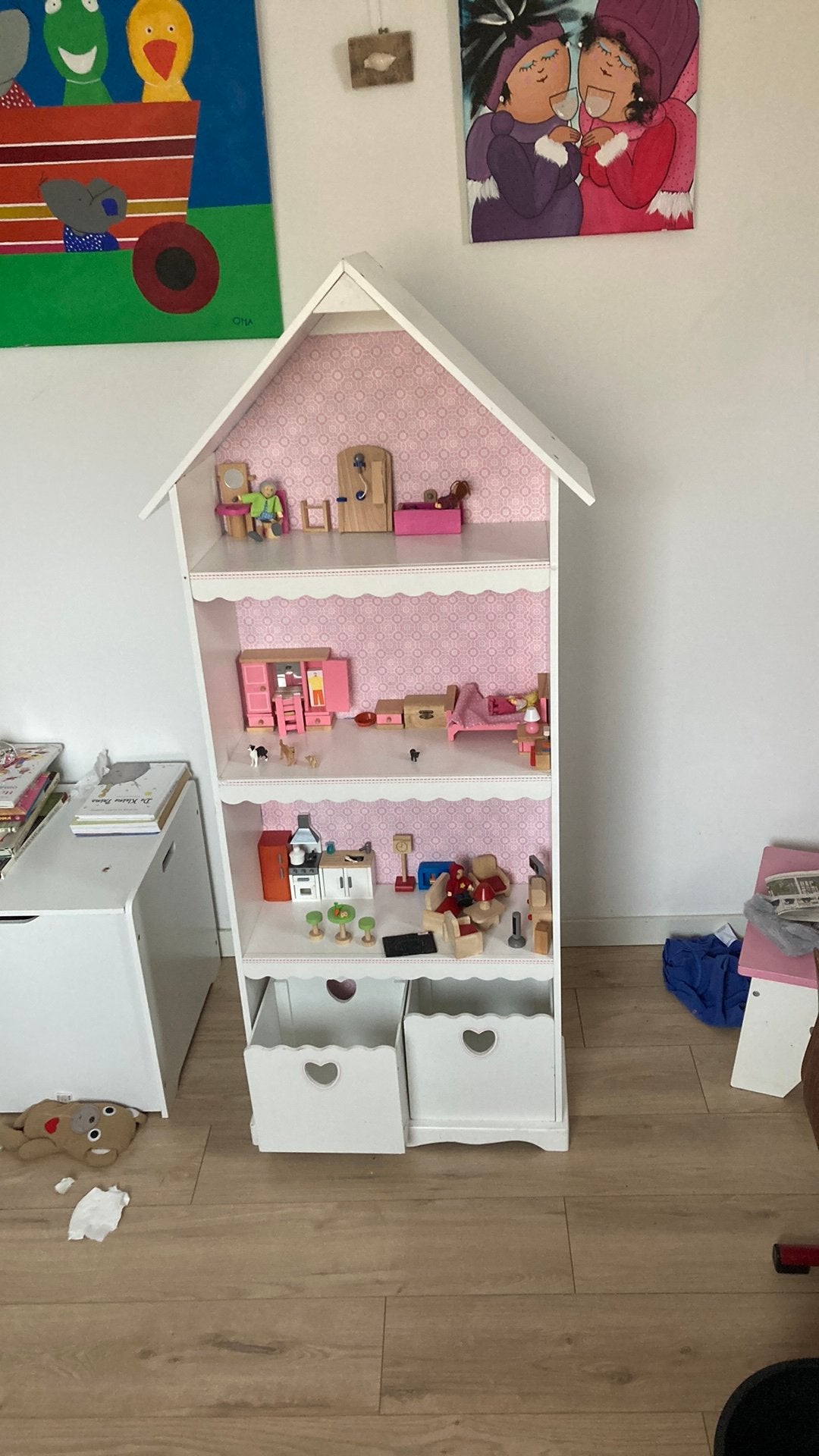 Poppenhuis met Hape poppetjes en meubilair, Kinderen en Baby's, Speelgoed | Poppenhuizen, Ophalen, Zo goed als nieuw, Poppenhuis