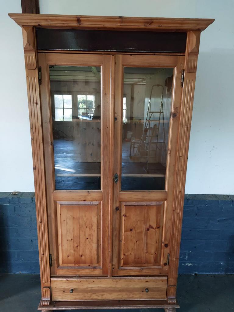 Landelijke grenen vitrinekast met glazen deuren, Huis en Inrichting, Ophalen, Gebruikt, 100 tot 150 cm, 150 tot 200 cm