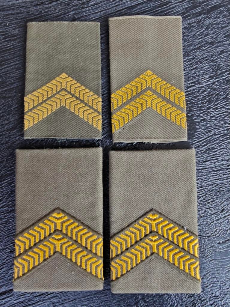 Rangonderscheidingstekens Korporaal 1ste klas, Verzamelen, Ophalen of Verzenden, Landmacht, Nederland, Embleem of Badge