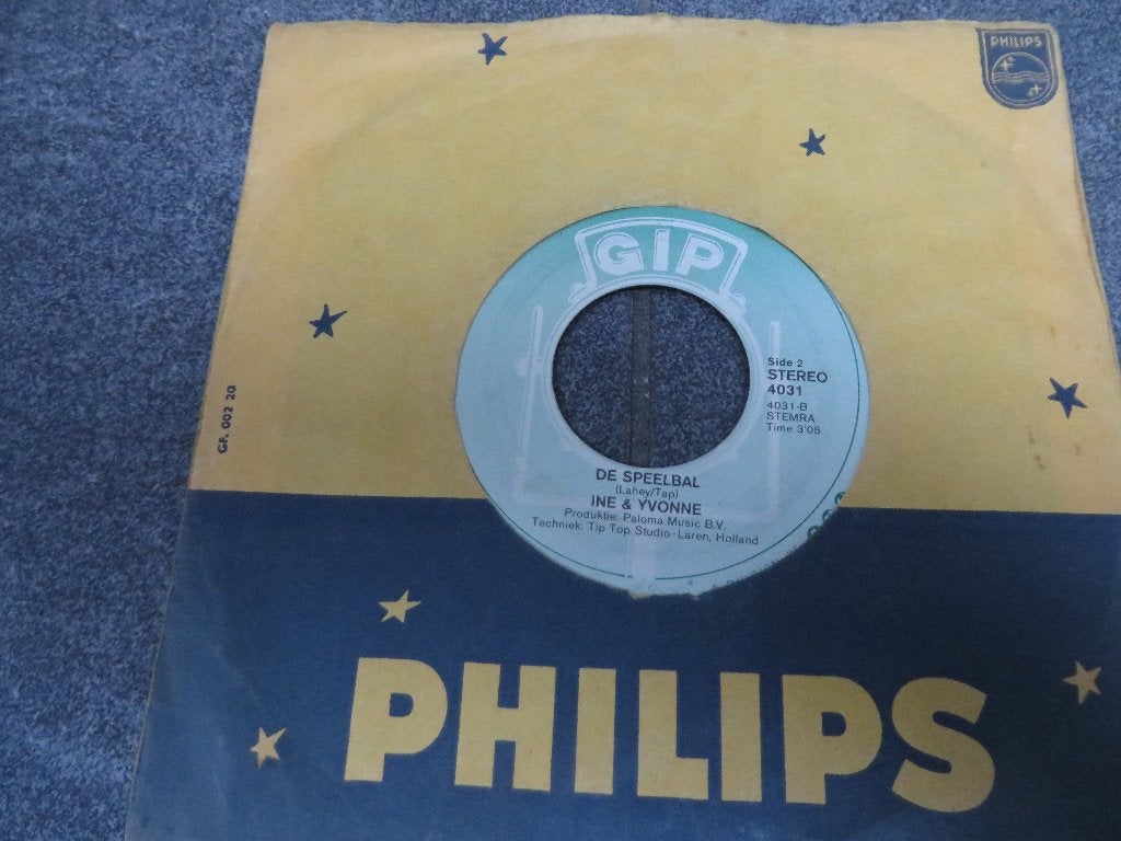 ine &yvonne -de speelbal (piraat), Ophalen of Verzenden, Zo goed als nieuw, 7 inch, Levenslied of Smartlap