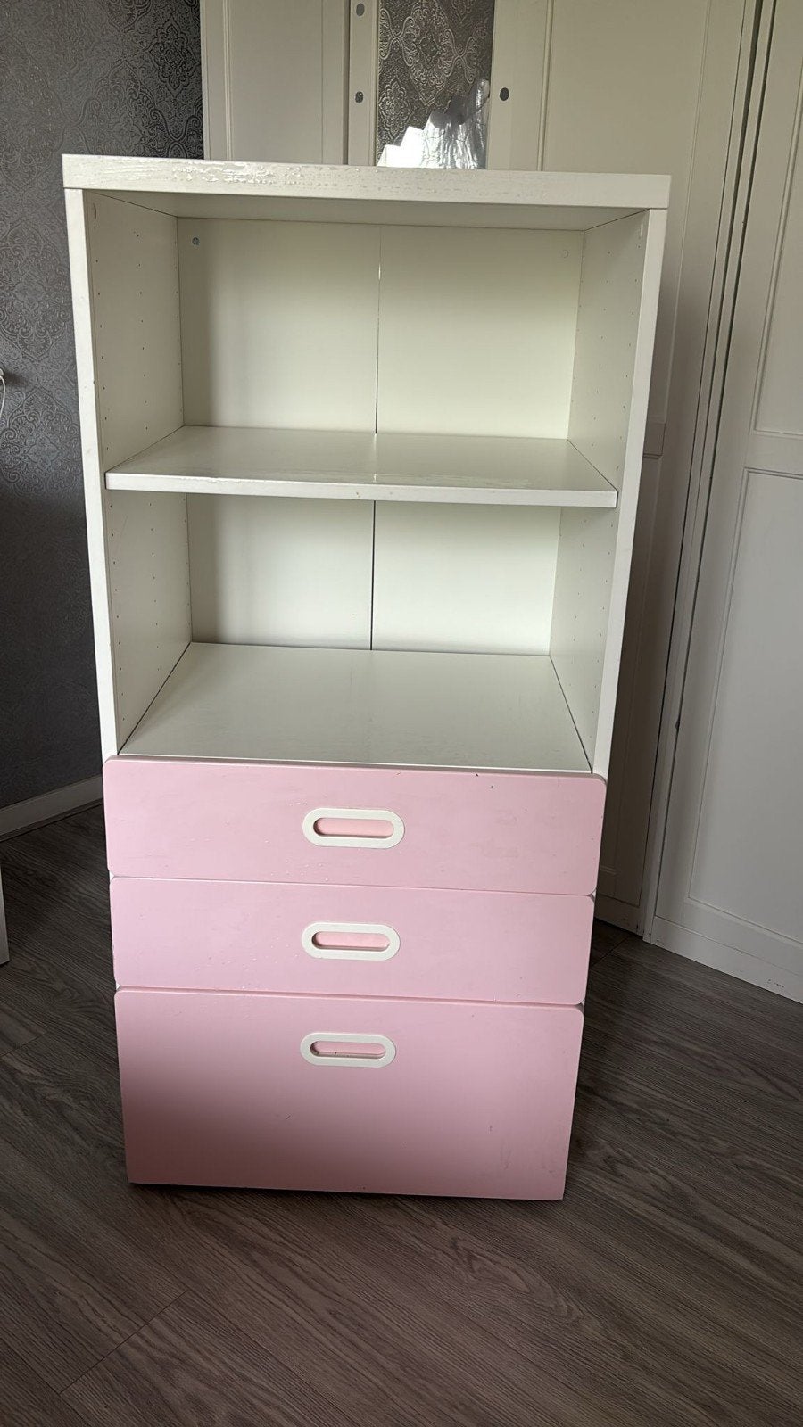 Gratis af te halen: Boekenkast met roze lades, Ophalen