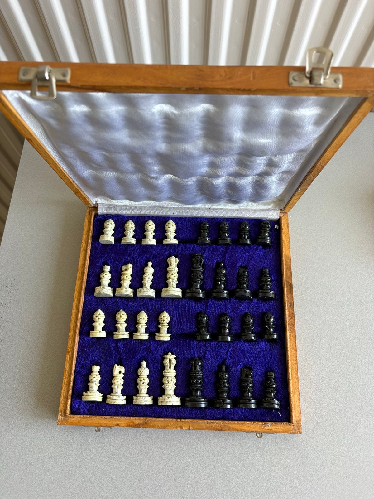 Uniek schaakspel met marmeren bord en handgesneden stukken, Een of twee spelers, Ophalen of Verzenden, Gebruikt