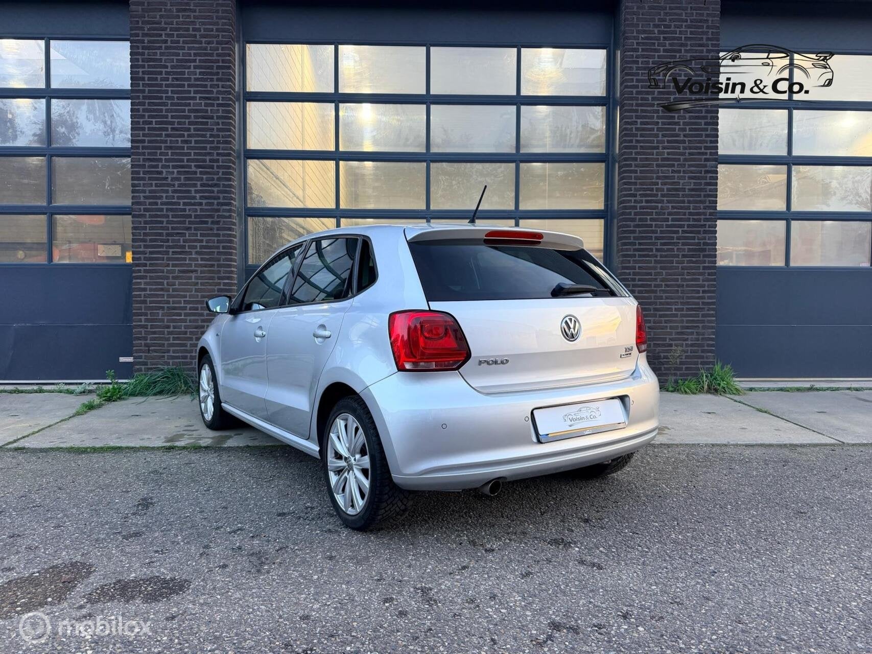 VW POLO 1.2 TSI 90PK MATCH | CARPLAY | CRUISE | PDC | STOELV, Euro 5, Zwart, 4 cilinders, Met garantie (alle)