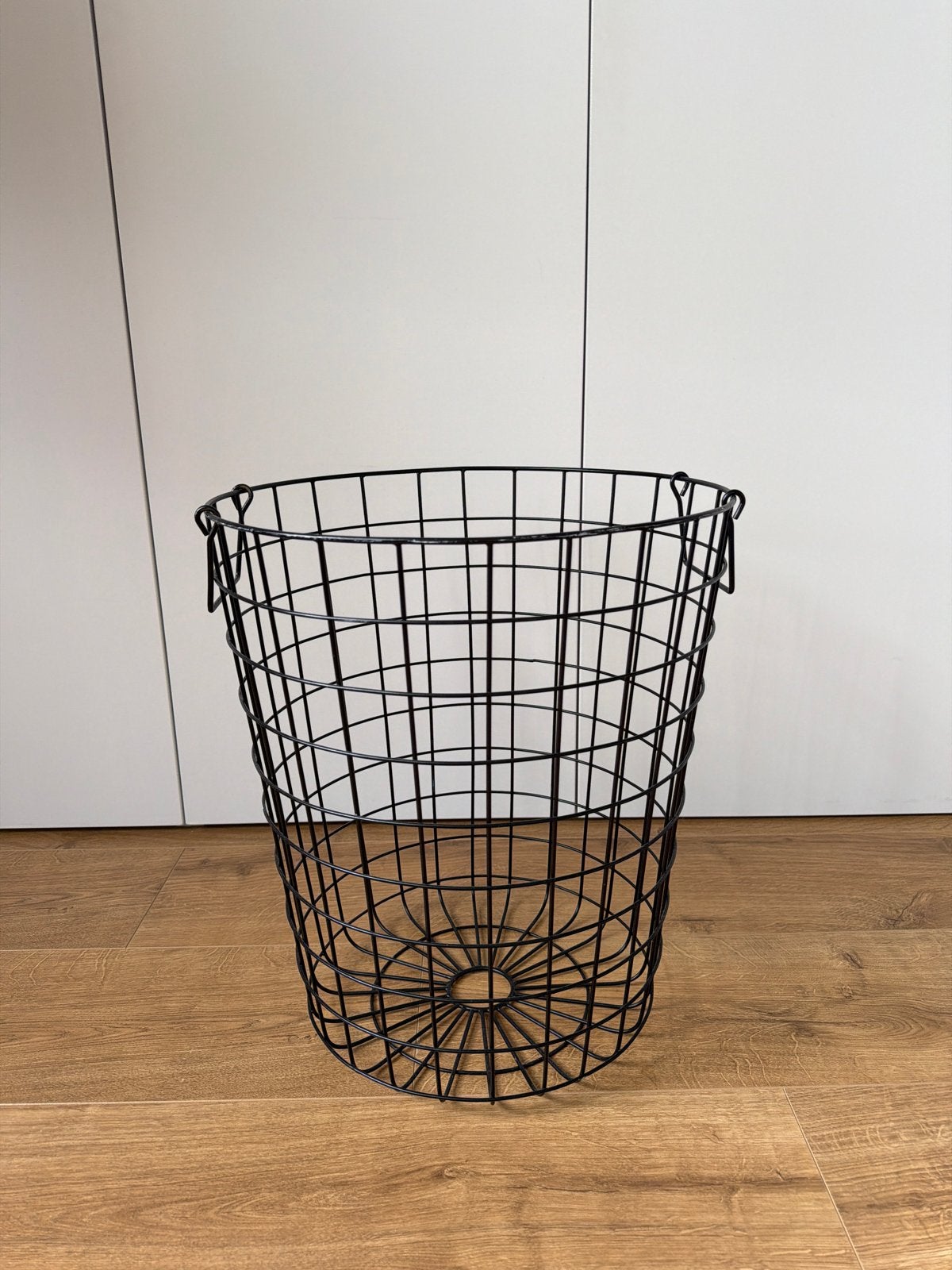 Zwarte draadmand met handvatten, Met handvatten, Gebruikt, Mand, Rond