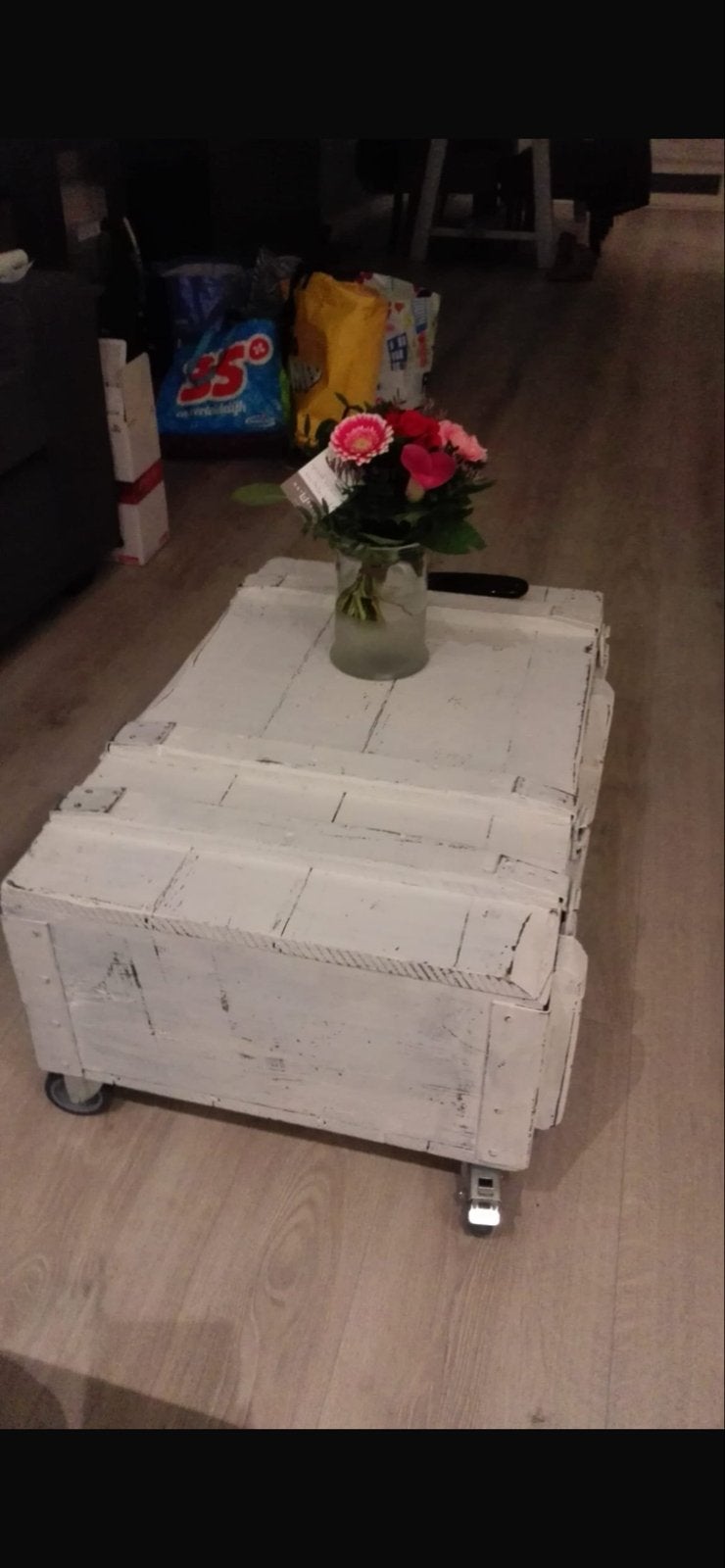 Houten salontafel op wieltjes - Stoer en praktisch, Huis en Inrichting, Tafels | Salontafels, Ophalen, Gebruikt, 100 tot 150 cm
