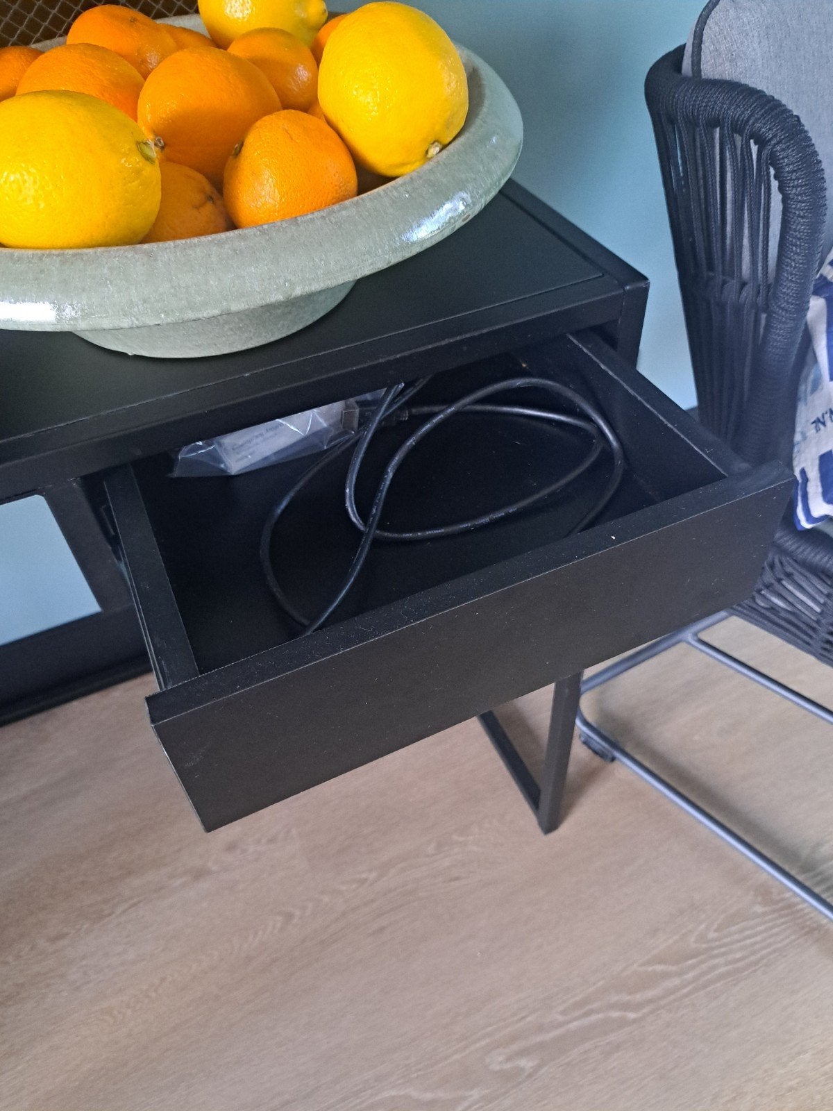 Strak zwart bureau met lade - Modern en functioneel, Ophalen, Zwart, Gebruikt, Met lades