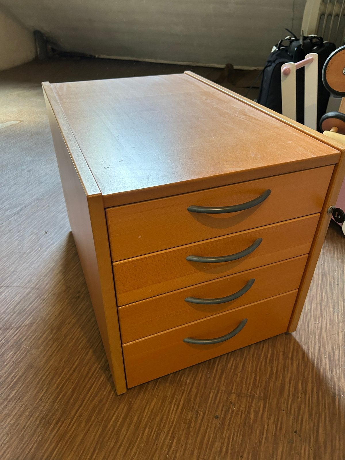 Houten bureau ladekastje met 4 laden en slot, Huis en Inrichting, Kasten | Ladekasten, Ophalen, Gebruikt, 3 of 4 laden, Overige houtsoorten