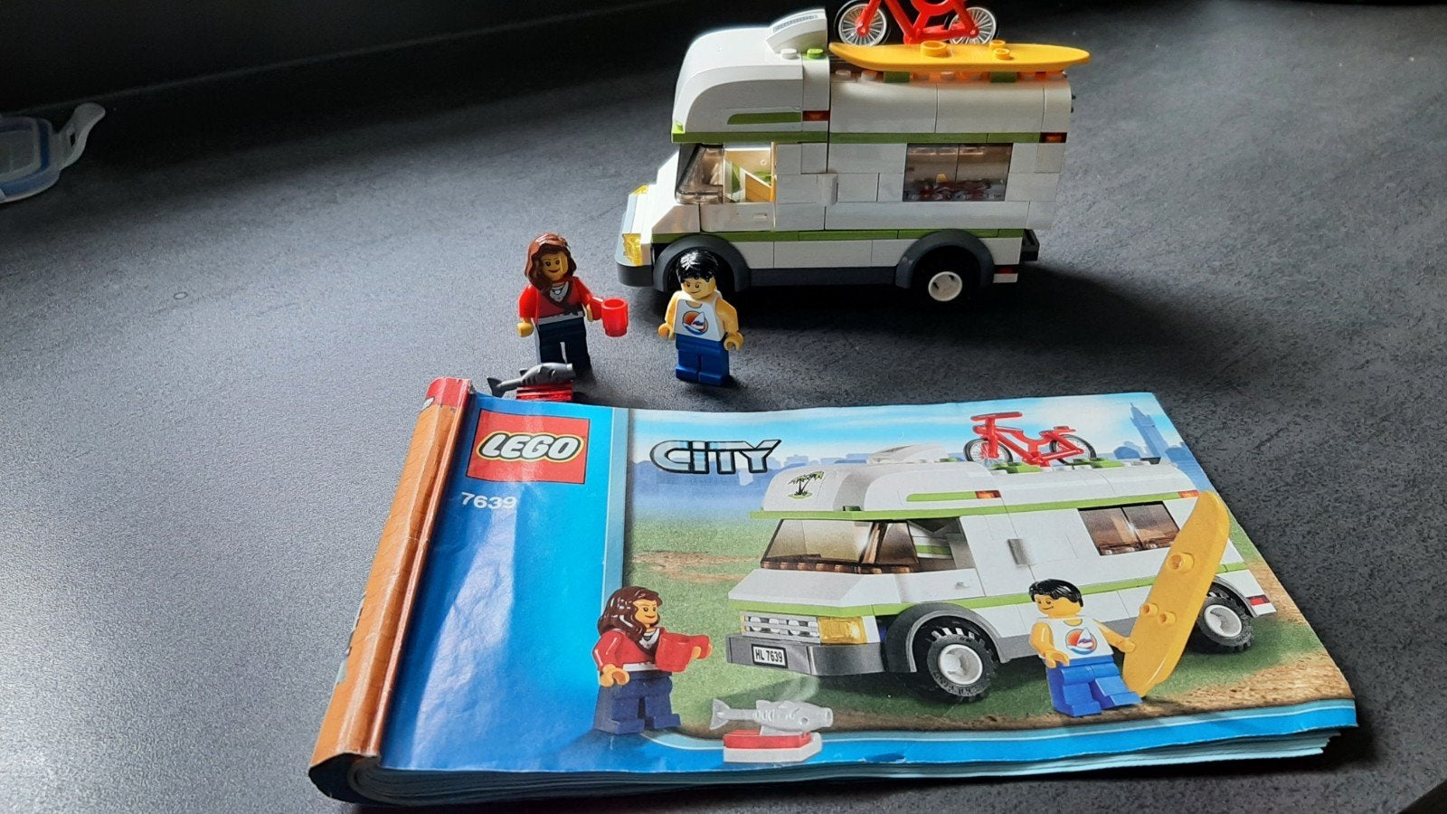 LEGO City Campervan (7639) met minifiguren en instructies, Ophalen, Zo goed als nieuw