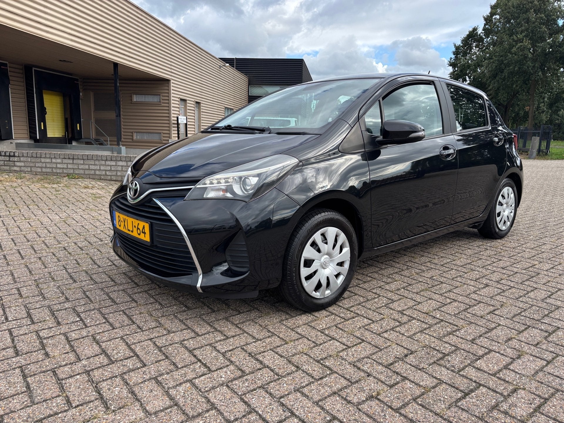 Toyota Yaris 1.3 VVT-i Aspiration 1e eigdealer o.h [ camera,, Auto's, Stof, 4 cilinders, Zwart, Bedrijf