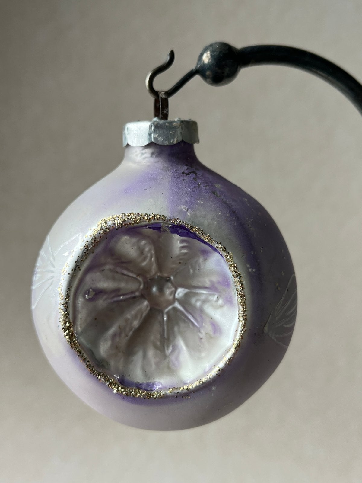Oude glazen kerstbal: lila met deuk en bloemetjes, Gebruikt, ., Ophalen of Verzenden, .