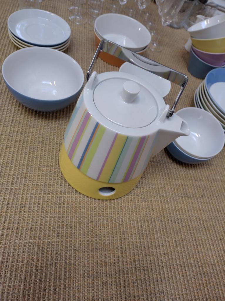 Tric theepot, kopjes, schaaltjes, borden, champagneglazen, Ophalen, Gebruikt, Keramiek, Bord(en)