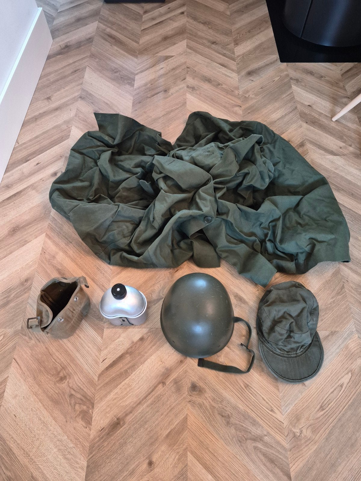 Militair Kavel: Helm, Veldmuts, Veldflessen en Poncho, Ophalen of Verzenden, Landmacht, Nederland, Helm of Baret