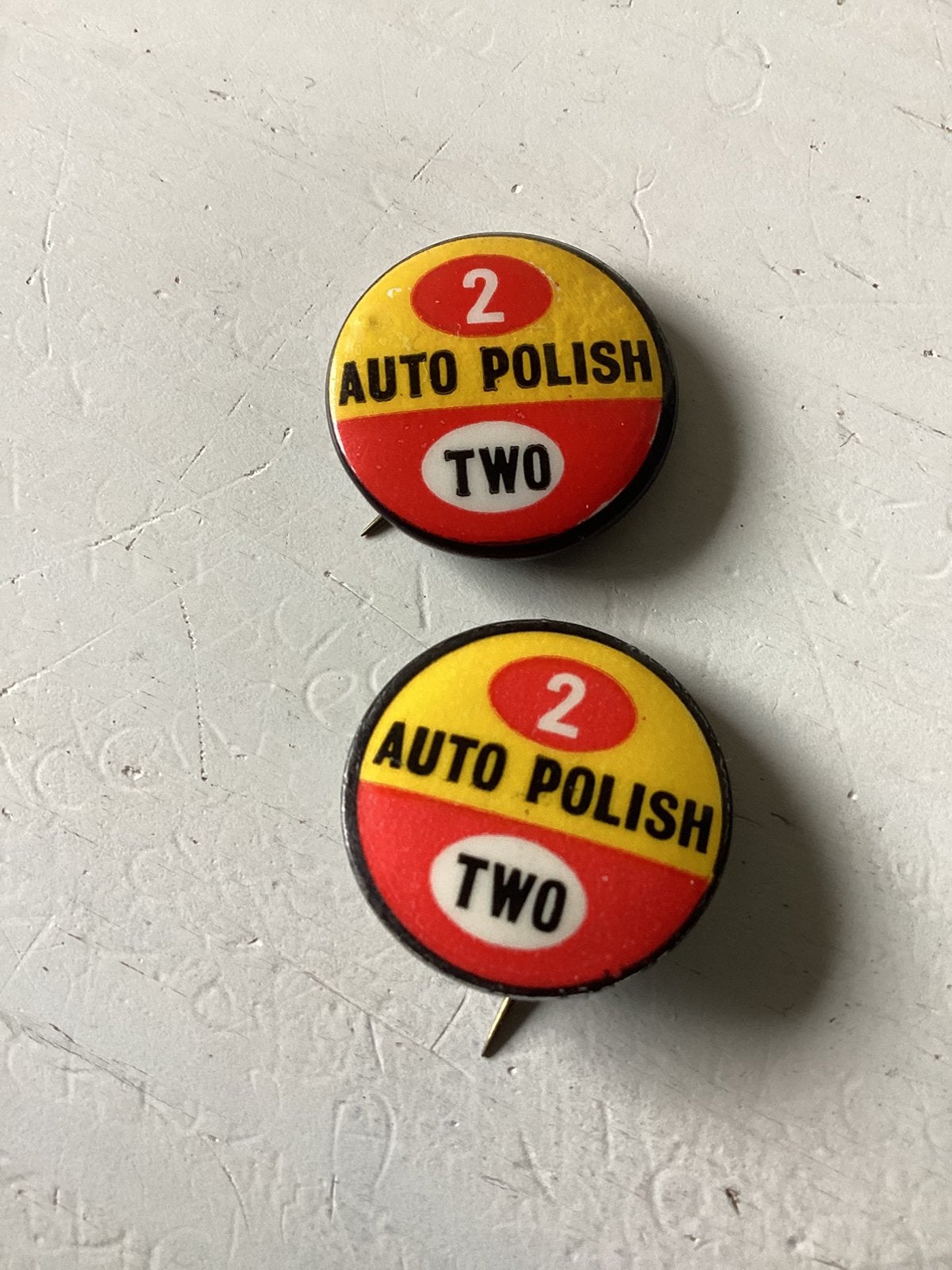 2 oude speldjes Two Autopolish, Verzenden, Zo goed als nieuw, Merk, Speldje of Pin