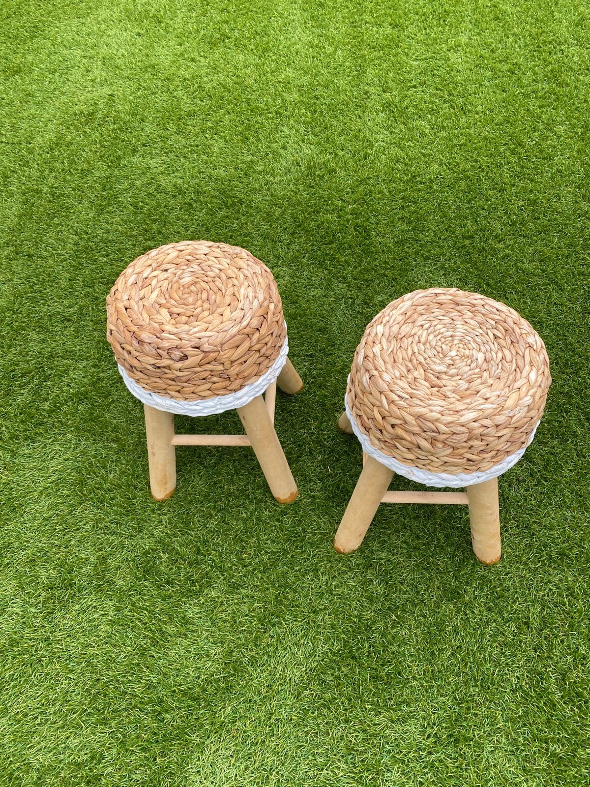 2 ronde rieten/houten krukjes, gevlochten zitting, Ophalen of Verzenden, Zo goed als nieuw, Hout