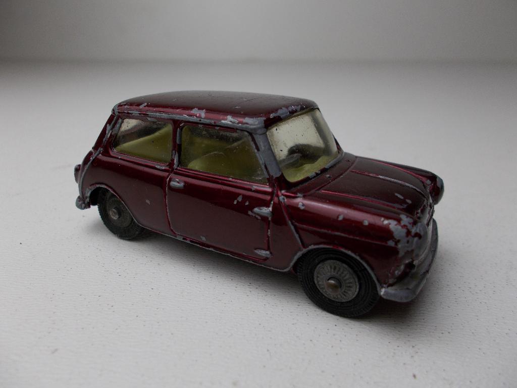 1960 Corgi Toys 226 MORRIS MINI MINOR (Maroon.) -A-.