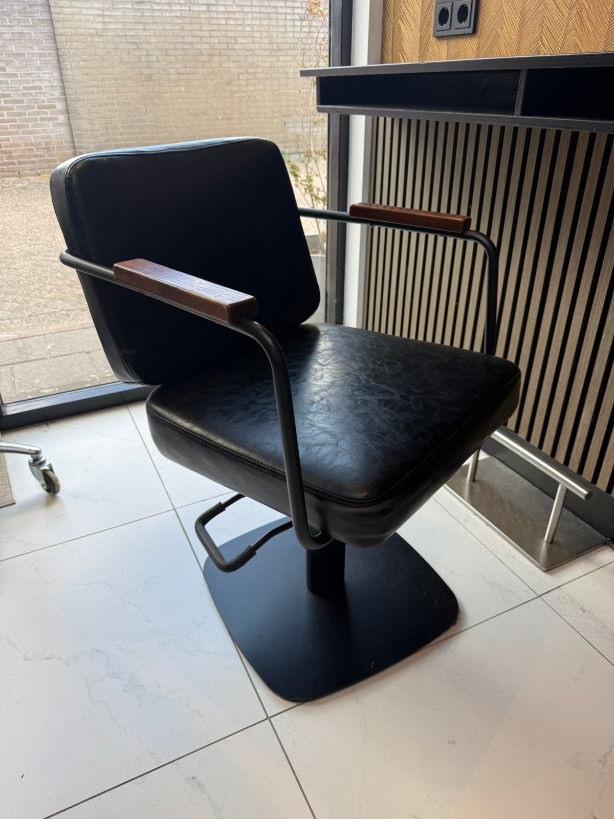 Professionele lederen kappersstoel met houten armleuning., Ophalen, Zo goed als nieuw, 75 tot 100 cm