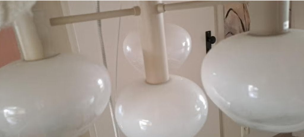 Mooie hanglamp met vier opaline glazen bollen., Ophalen, Zo goed als nieuw, Glas, Mid-century , modern