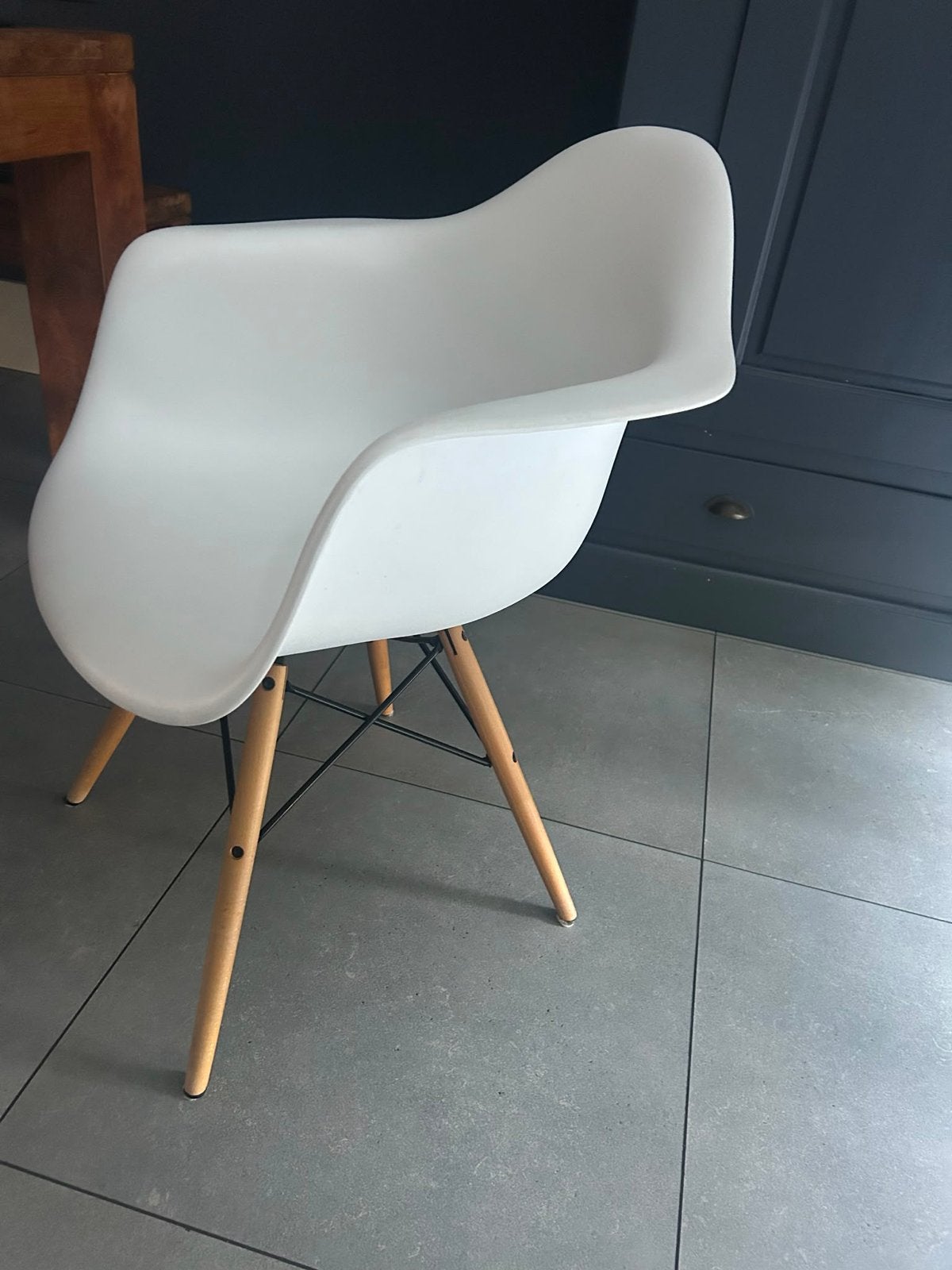 Witte kuipstoel met houten poten, Ophalen, Wit, Zo goed als nieuw, Eén
