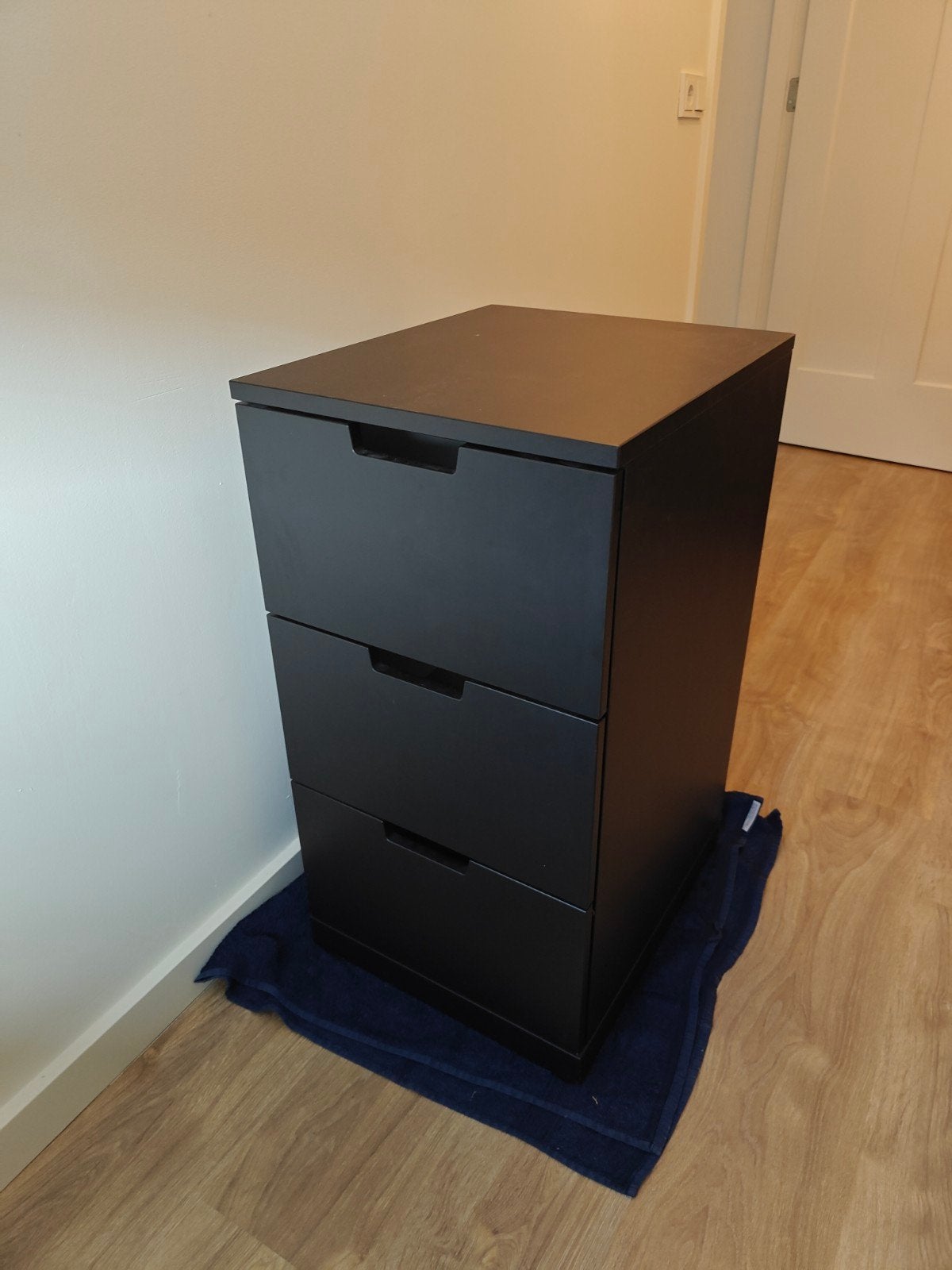 Zwart kastje Ikea, Ophalen