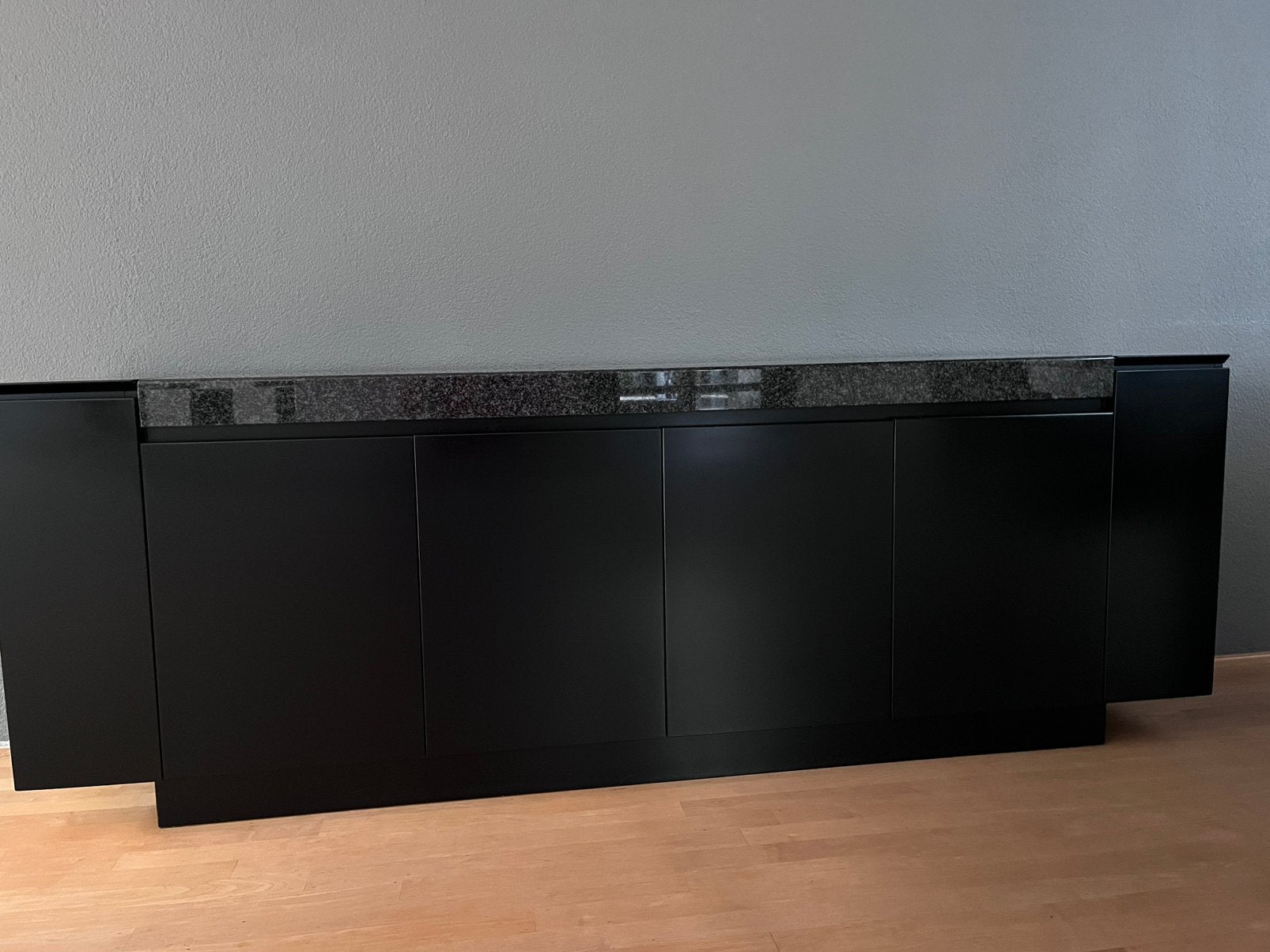 Zwart dressoir/tvkast met graniet, Ophalen, Zo goed als nieuw, 200 cm of meer, Minder dan 100 cm
